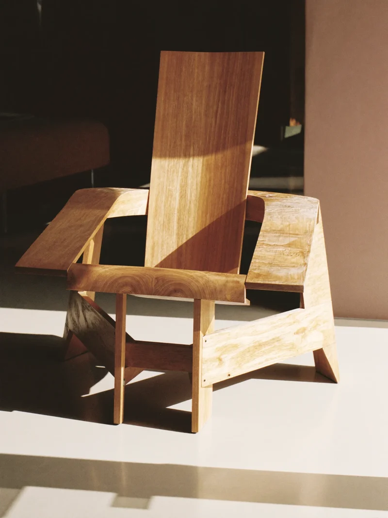 Konzeptstudie: skulpturaler Lounge-Sessel aus gebogenem Holz, KI-generierte Illustration